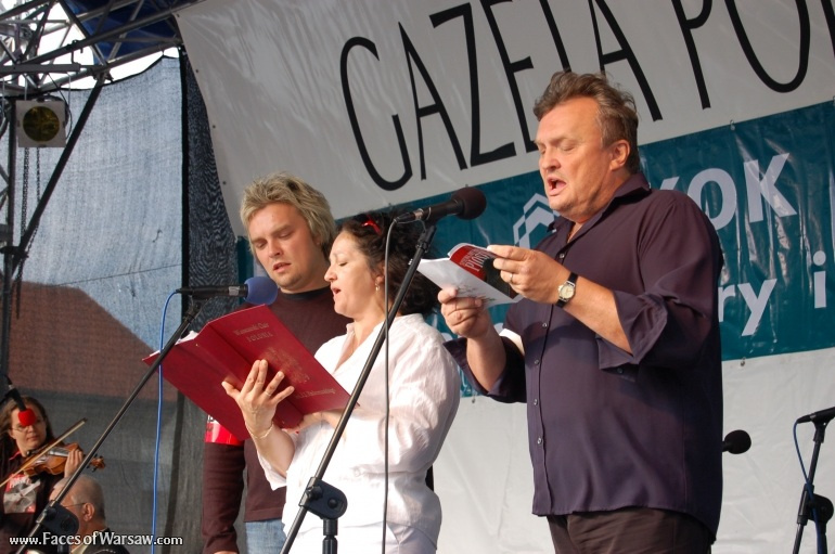 Faces of Warsaw - Singing together 1944 Warsaw Rising songs
