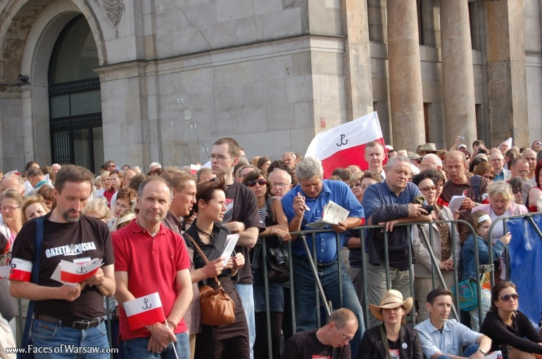Faces of Warsaw - Singing together 1944 Warsaw Rising songs