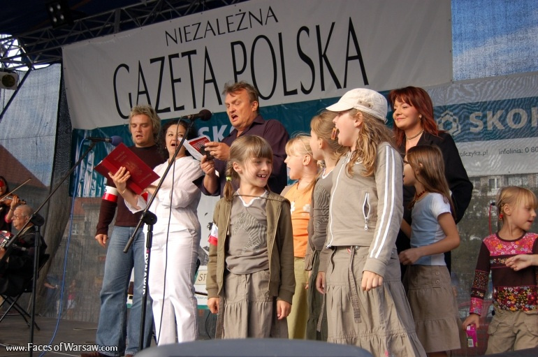 Faces of Warsaw - Singing together 1944 Warsaw Rising songs