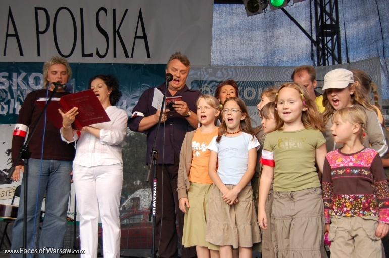 Faces of Warsaw - Singing together 1944 Warsaw Rising songs