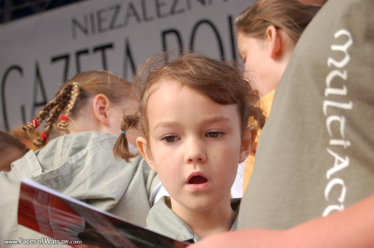 Faces of Warsaw - Singing together 1944 Warsaw Rising songs