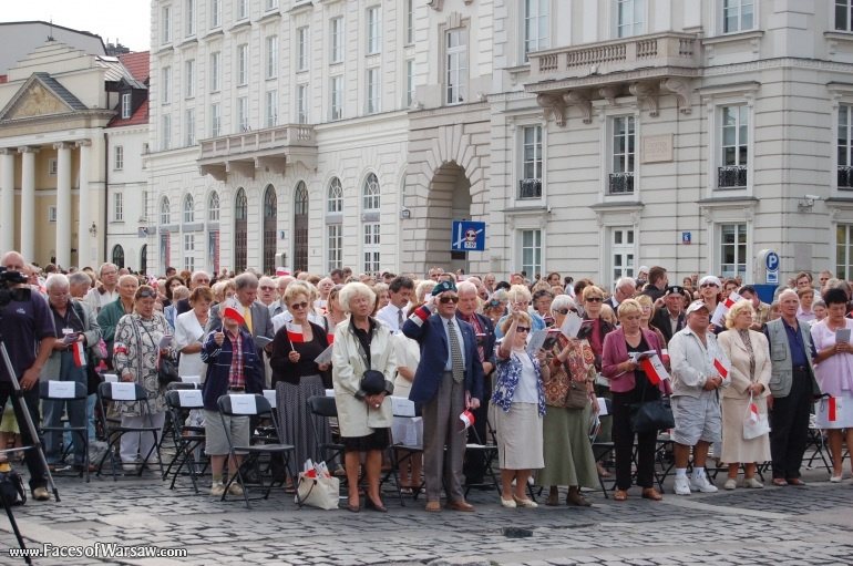 Faces of Warsaw - Singing together 1944 Warsaw Rising songs