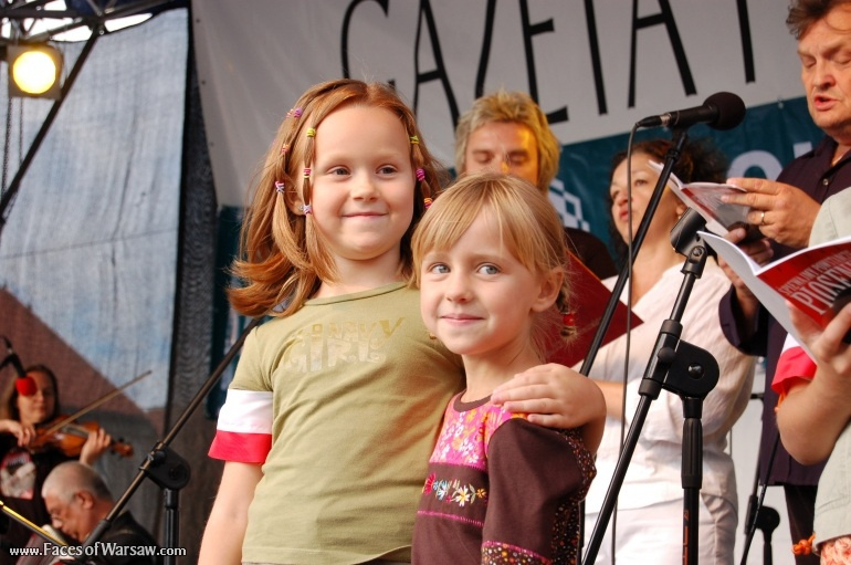 Faces of Warsaw - Singing together 1944 Warsaw Rising songs
