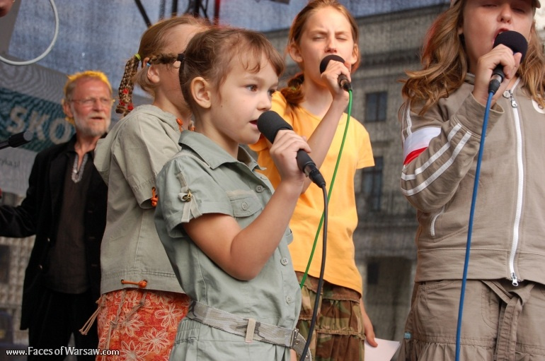 Faces of Warsaw - Singing together 1944 Warsaw Rising songs