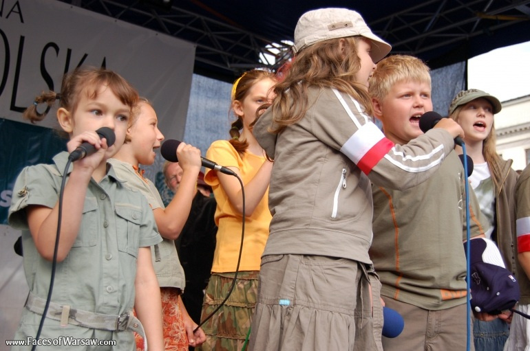 Faces of Warsaw - Singing together 1944 Warsaw Rising songs