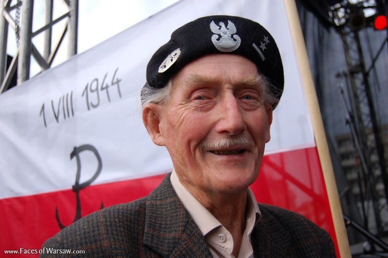 Faces of Warsaw - Singing together 1944 Warsaw Rising songs