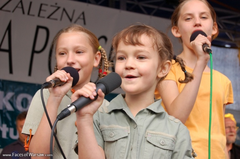 Faces of Warsaw - Singing together 1944 Warsaw Rising songs