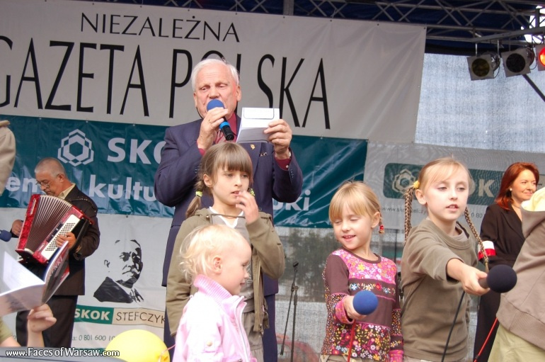 Faces of Warsaw - Singing together 1944 Warsaw Rising songs