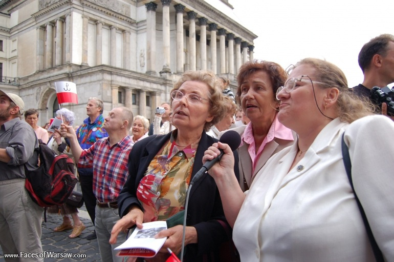 Faces of Warsaw - Singing together 1944 Warsaw Rising songs