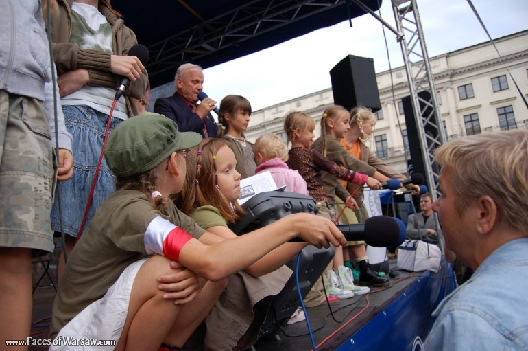 Faces of Warsaw - Singing together 1944 Warsaw Rising songs