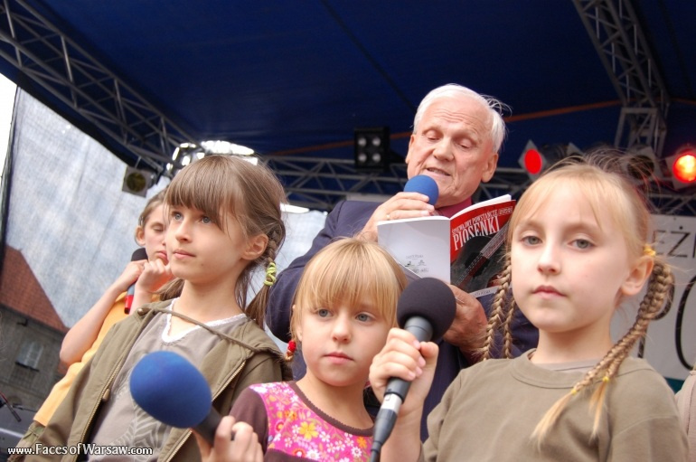 Faces of Warsaw - Singing together 1944 Warsaw Rising songs