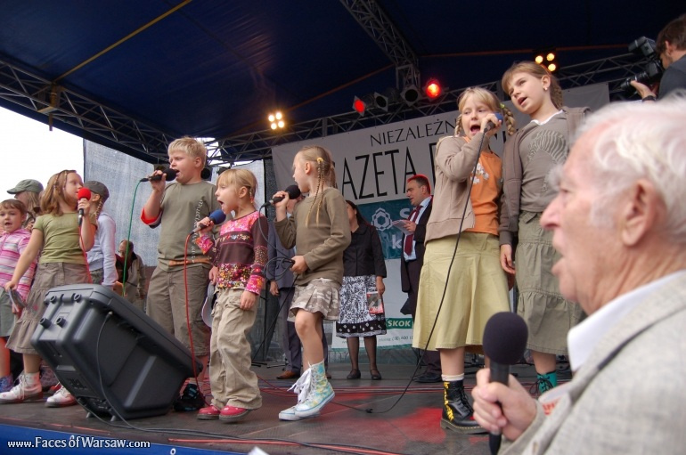 Faces of Warsaw - Singing together 1944 Warsaw Rising songs