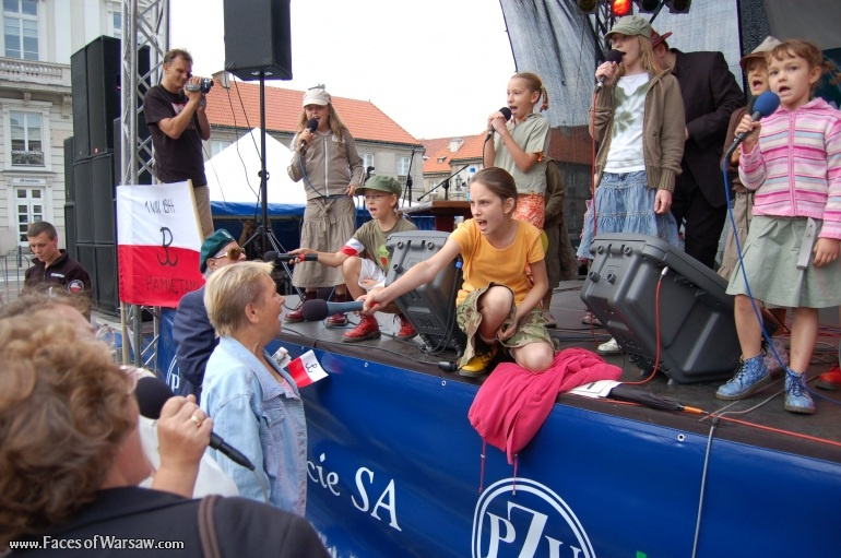 Faces of Warsaw - Singing together 1944 Warsaw Rising songs