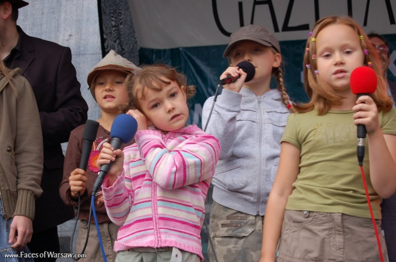Faces of Warsaw - Singing together 1944 Warsaw Rising songs