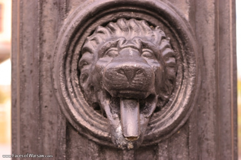 Faces of Warsaw - Market - Place: the water well detail
